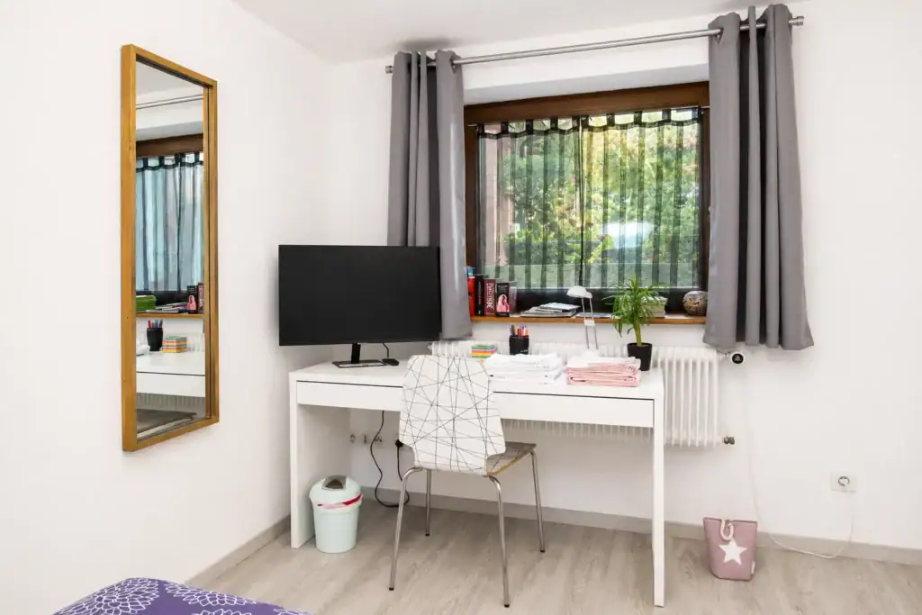 Smart screen and workspace corner, studio rental Saint-Louis