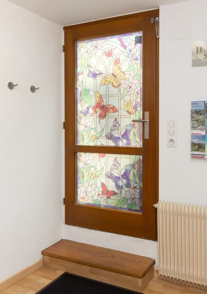 Private entrance with stained glass, Les Trois Cœurs Saint-Louis