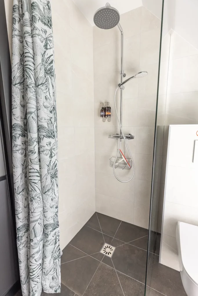 Italian shower with rain head and complimentary toiletries — Studio 2 Les Trois Cœurs