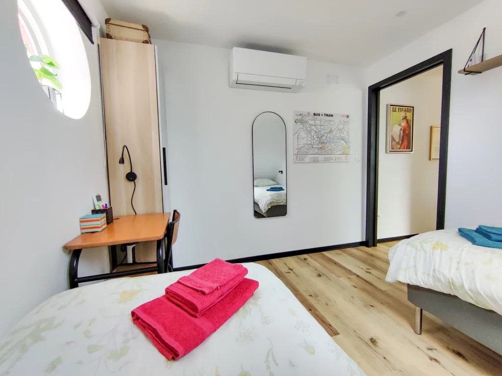 Studio 2 bedroom with porthole window, air conditioning and two single beds