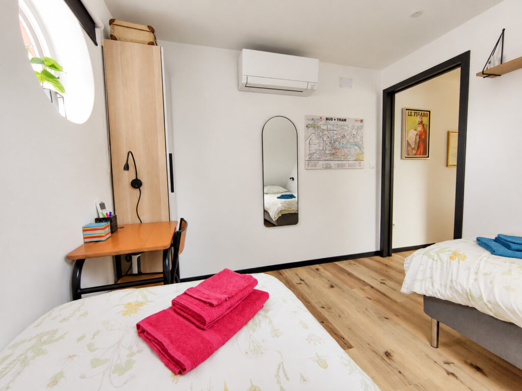 Studio 2 bedroom with porthole window, air conditioning and two single beds